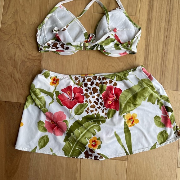 Gorgeous flattering two piece size m/l - Picture 2 of 3